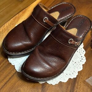 Women’s Born clogs size 9 Dark Brown Leather Slip-Ons
